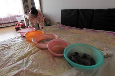 江陵楼上漏水，住户失联，小区没物管，业主维权难！律师来支招……